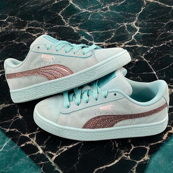 Puma Suede Classic Kids Teal Aqua Glitter Stripe Style 387846-01
Size: US 2.5C - Picture 2 of 12